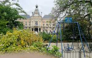 La mairie du 19e arrondissement et les balançoires sur lesquelles je jouais petite à l'entrée du parc des Buttes Chaumont. A l'époque, elles étaient peintes en vertes.