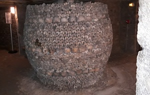 Superbe tonneau de crânes et de fémurs.